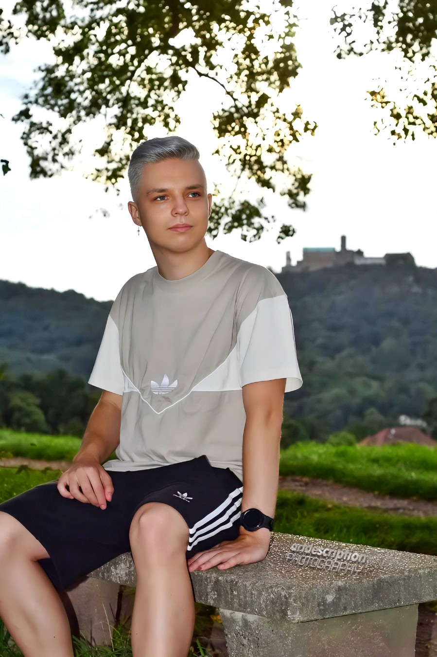 Christian Heering vor einer Landschaft in Eisenach