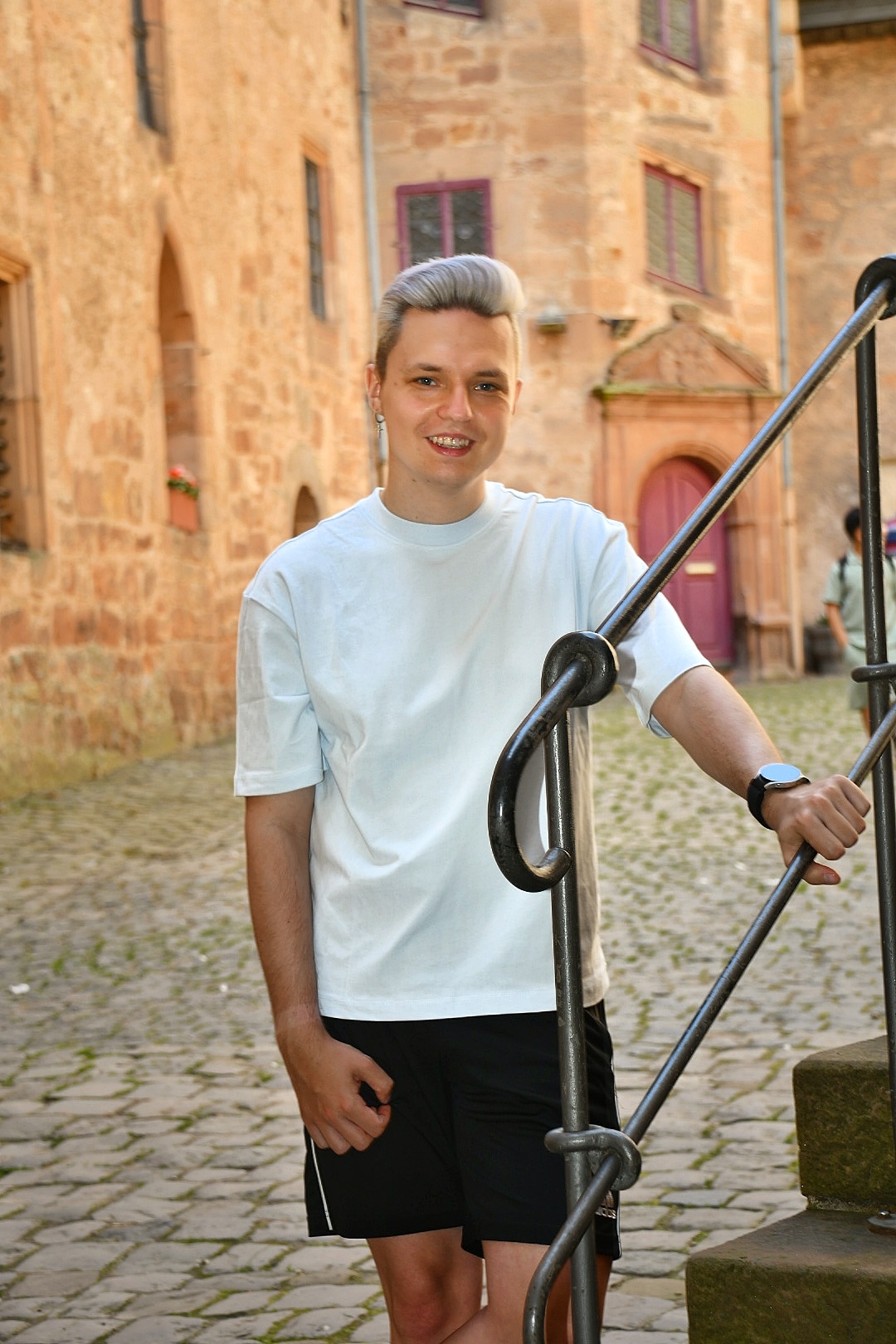 Christian Heering vor historischer Architektur in Marburg